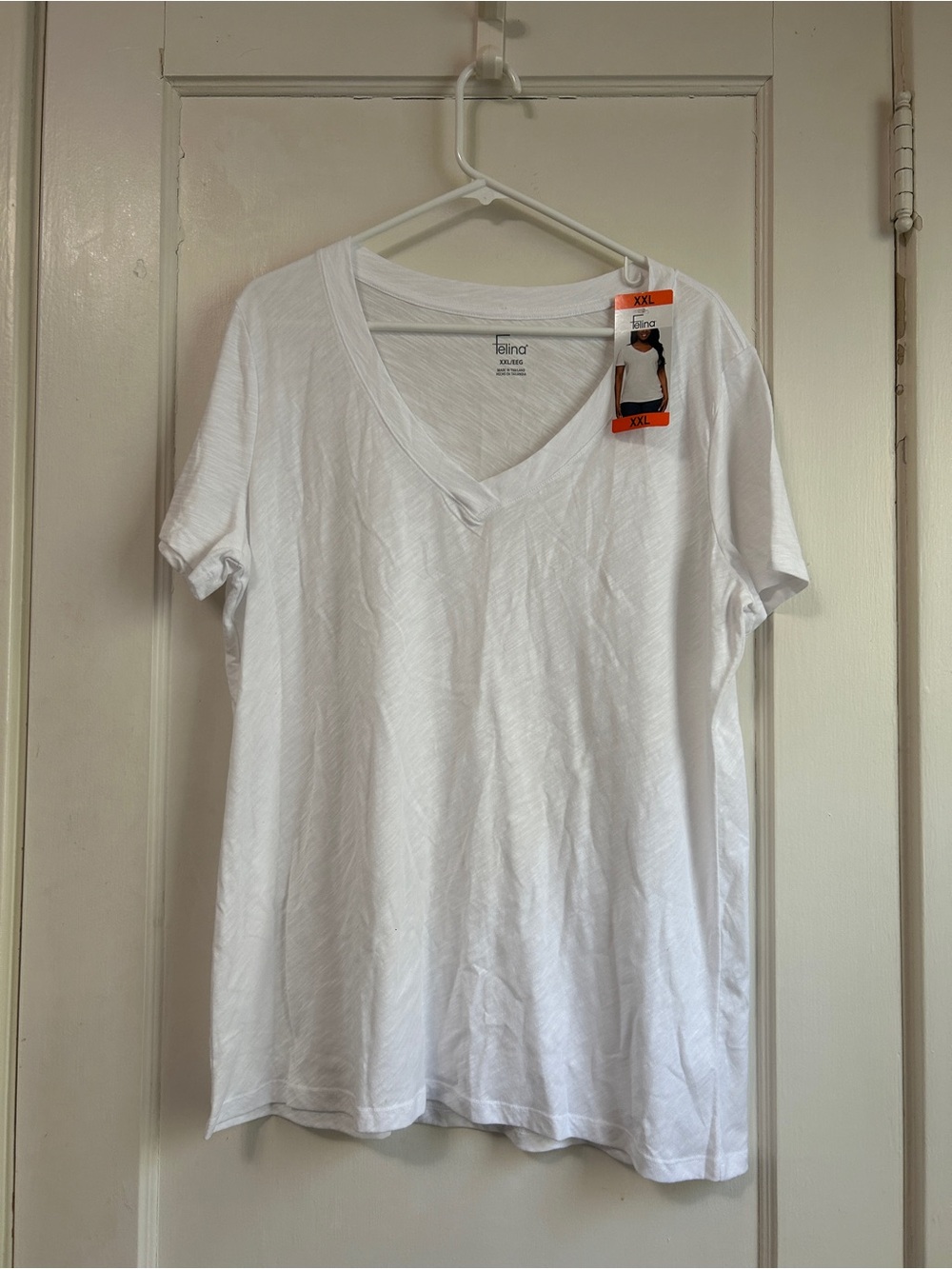 NWT!! Women’s Felina White V-Neck Tee Top - Size XXL